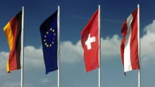 Europäische Länderflaggen wehen im Wind.